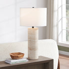Hudson&Canal - Lampe de table Corbett de 74 cm de haut en travertin naturel avec abat-jour en tissu-La base est fabriquée en pierre de travertin naturelle et chaque pièce contiendra de légères variations dans les motifs de veinage et la couleur