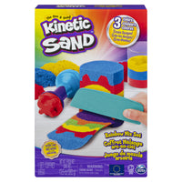Kinetic Sand - Mélange arc-en-ciel-Créations arc-en-ciel surprise : Avec les 6 outils, mélangez les couleurs, étalez-les dans le moule, pressez et révélez votre sculpture. Coupez avec le couteau, pressez et laissez le sable couler ! Créez des surprises irisées encore et encore !