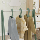 Qaba - Porte-vêtements pour enfants, portant à déguisements avec rangement, cintres - rose-Finition lisse sans échardes et structure triangulaire stable pour une durabilité accrue  
