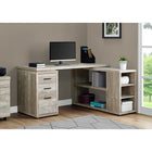 Monarch Specialties - 7422 Bureau - Faux Bois Taupe En Coin Cote Droit/Gauche-Les options de rangement ouvertes et fermées comprennent 2 étagères ouvertes avec 1 panneau d'étagère réglable, 3 casiers avec 2 panneaux d'étagère réglables à l'avant, et 2 tiroirs de rangement avec des glissières de tiroir en métal plus 1 tiroir classeur avec des barres de suspension, le tout accentué par des poignées argentées.