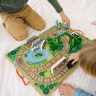 Melissa & Doug, Chemin de fer à emmener partout avec 17 pièces en bois, 3 trains, véhicule, pièces de jeu, pont -9