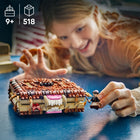 LEGO - Harry Potter Le Monstrueux Livre des Monstres qui Mord, Jouet de Sorcier -Action de rétrofriction - Le livre a des roues cachées et une fonction de rétrofriction, alors placez-le sur une surface plane, tirez-le, lâchez-le et regardez-le s’éloigner à toute vitesse, la bouche mâchant au fur et à mesure qu’il avance