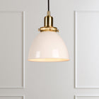 Hudson&Canal - Suspension Madison de 20 cm de large avec abat-jour en métal, - Blanc nacré/laiton/blanc nacré-Conçu pour une ampoule à incandescence de 60 W - ampoule LED de 9 W, ampoule fluorescente (CFL) de 13 W ou ampoule LED à ballast automatique de 9 W, ampoule à culot E26, ampoule non incluse