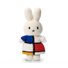 Just Dutch Miffy - Jouet en peluche de lapin fait à la main - Poupée inspirée du piet mondrian-Charmante peluche faite à la main mettant en vedette le personnage emblématique de Miffy avec une tenue crochetée à la main
