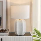 Hudson&Canal - Lampe de table haute Turbida 61 cm avec abat-jour en tissu - Blanc mat/laiton/blanc-Nettoyer avec un chiffon doux et sec, sans produits chimiques agressifs ni produits de nettoyage abrasifs