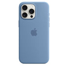 Apple - Étui en silicone avec MagSafe pour iPhone 15 Pro Max - Bleu hiver-La finition soyeuse et douce au toucher de l'extérieur en silicone offre une sensation agréable au toucher