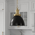 Hudson&Canal - Suspension Elodie , 30 cm de large, avec abat-jour en métal - Bronze noirci/laiton/bronze noirci-Des finitions artisanales en bronze noirci et en laiton sont appliquées sur la base ronde en métal