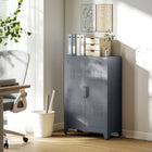HOMCOM - Armoire de rangement en métal avec 2 portes à persiennes, étagères réglables - gris-Fermeture magnétique de la porte conçue pour une ouverture et une fermeture faciles 