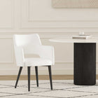 Manhattan Comfort - Chaise de salle à manger moderne Tremont 58 cm en similicuir blanc avec accoudoirs-Structure et pieds en acier noir entièrement soudés pour l’élégance et la durabilité