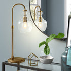 Hudson&Canal - Lampe de table arquée Verona de 68 cm de haut avec abat-jour en verre - Laiton brossé/grainé-Conçu pour une ampoule à incandescence de 60 W - ampoule LED de 9 W, ampoule fluorescente (CFL) de 13 W ou ampoule LED à ballast automatique de 9 W, ampoule à culot E26, ampoule non incluse