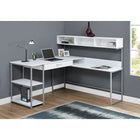 Monarch Specialties - 7162 Bureau - Blanc/Metal Argent En Coin-Les options de rangement ouvertes et fermées comprennent 2 étagères fixes ouvertes sur la gauche, 1 large tiroir de rangement avec une poignée en métal noir et des glissières de tiroir en métal sous le bureau principal, et une huche avec 3 casiers sur la droite.