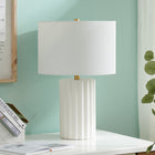 Hudson&Canal - Lampe de table haute Seren 23" avec abat-jour en tissu - Blanc mat/laiton/blanc-Nettoyer avec un chiffon doux et sec, sans produits chimiques agressifs ni produits de nettoyage abrasifs