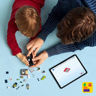LEGO - City Police La poursuite en moto de police -Accessoires amusants - Cet ensemble de construction de police est livré avec des accessoires de figurines LEGO, dont un billet de banque, une affiche de « recherché », une lampe de poche, des menottes et un pied-de-biche