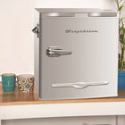 Frigidaire - Réfrigérateur bar rétro avec ouvre-bouteille sur le côté - 1,6 pi ca - Rayon de lune-Un compartiment de 1,35 pi ca pour la nourriture fraîche jumelé à un compartiment de congélation de 0,25 pi ca permet d’entreposer davantage