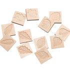 Yellow Door - Faites-moi correspondre : Tuiles sensorielles en forme de feuille, lot de 12-Ces magnifiques carreaux de bois offrent une manière attrayante et tactile d'explorer les motifs et les formes du monde naturel