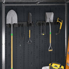 Suncast - Support d’outils à long manche en résine 2 pi-Le crochet incliné vers l’arrière maintient les outils en place.