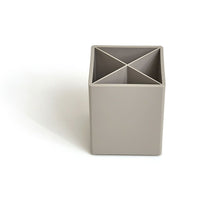 Porte-crayon divisé en plastique TRU RED, gris-Utilisez ce porte-crayon pour garder les surligneurs, les crayons et les stylos à portée de main.