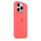 Apple - Étui en silicone avec MagSafe pour iPhone 15 Pro - Guava-La finition soyeuse et douce au toucher de l'extérieur en silicone offre une sensation agréable au toucher