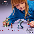 LEGO - Super Heroes Marvel Iron Man et War Machine contre les Hammer Drones-Figurines LEGO Marvel - Une figurine d’Iron Man avec des blasters bleus pour les mains et les pieds et des armes à faisceau laser ainsi qu’une figurine de War Machine avec des blasters rouges pour les mains et les pieds et un lance-tenons