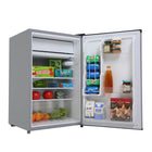 BLACK+DECKER - 4,3 pi³ Mini-frigo autonome avec congélateur, en acier inoxydable-Capacité spacieuse : deux étagères de réfrigérateur en verre amovibles aident à agrandir l'espace de rangement tandis que les bacs de rangement de porte pleine et demi-largeur peuvent accueillir des canettes et des petits contenants ou des bouteilles de 2 litres.