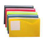 Chemises de classement en poly inscriptibles C-Line, couleurs assorties, paquet de 20-Le devant coupé en V offre un accès facile.