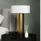 Hudson&Canal - Lampe de table Wells de 61 cm de haut avec abat-jour en tissu - Laiton/blanc-Une finition en laiton fabriquée à la main est appliquée à la base en métal du chandelier