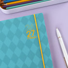 Mead - Agenda scolaire hebdomadaire/mensuel 2026-2027 - 8 ½ po x 6 po - Colour Pop Turquoise - couverture en poly avec élastique - 15+3 mois - bilingue-Une semaine sur deux pages avec un espace de planification ligné, ainsi qu'un calendrier de référence du mois actuel et futur 