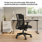 Staples - Fauteuil de bureau en tissu, de la collection Essentials, dossier en maille, noir-Dimensions hors-tout : 36,5 à 40,3 haut. x 27,1 larg. x 26,2 prof. (po)
