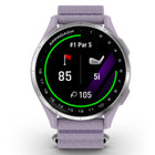 Garmin - Approche J1 Lunette en aluminium argenté avec bande en tissu ComfortFit lilas-Directives de départ: Avec des emplacements de départ en avant sur le fairway de plus de 43 000 terrains de golf, chaque trou est adapté à la capacité du golfeur