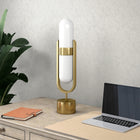 Hudson&Canal - Lampe de table Blair en forme de pilule avec abat-jour en verre laiteux - Laiton/Blanc-Une finition en laiton fabriquée à la main est appliquée sur la base en acier