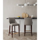 Manhattan Comfort - Shubert tabouret de bar moderne en similicuir 22,64" - taupe foncé - lot de 2-Cadre en bois de hêtre massif avec une finition foncée riche - dispose d’une plaque de pied en métal doré