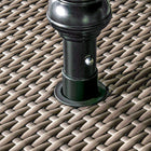 Outsunny - Table à manger de patio en osier avec trou pour parasol, gris clair-Plateau avec une planche en plastique en dessous pour plus de commodité et de sécurité  