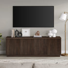 Hudson&Canal - Meuble TV Hanson pour téléviseurs jusqu'à 75 pouces - Alder Brown-Fabriqué à partir de matériaux robustes en MDF et PVC dans une finition brun aulne fabriquée à la main
