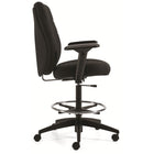 Staples - Tabouret à dossier moyen rembourré Newdale, Fusion en houille, noir-Le réglage pneumatique de la hauteur du siège permet de soulever ou d’abaisser le siège pour permettre à vos pieds de reposer à plat au sol, évitant la pression sous vos cuisses et favorisant la circulation sanguine.