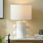 Hudson&Canal - Lampe de table Jurrah 50 cm de haut, petite, en céramique, avec abat-jour en tissu - Blanc mat/blanc-Une finition blanche mate artisanale est appliquée sur la base ronde en céramique