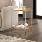 Hudson&Canal - Table d'appoint ron Sivil 50 cm de large avec étagère en verre - Laiton-Comprend un plateau et une étagère en verre trempé durables