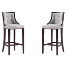 Manhattan Comfort - Tabouret de bar Fifth Avenue 19" traditionnel rembourré en similicuir - gris clair - lot de 2-Tabouret de bar traditionnel avec dossier parfait pour une utilisation au bar et dans la cuisine. Ensemble de 2