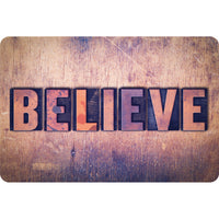 Ashley Productions - The Original Fun Mat - Tapis de Bienvenue - 15 -5" x 23 -5" - Lettrage en Relief "Believe"-Mesure et conception : Le tapis Believe Letterpress mesure 15,5 po x 23,5 po.