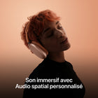 Apple - AirPods Max (USB-C) - Lumière stellaire-Expérience Magique - Pour jumeler les AirPods Max, il suffit de les approcher de votre appareil et d'appuyer sur Connexion. Dès que vous les enlevez, ils mettent votre contenu audio en pause. Et avec le basculement automatique, le son voyage en toute fluidité entre iPhone, iPad et Mac