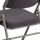Chaise pliante Premium de la série HERCULES en métal et tissu gris à triple entretoise courbé et double charnière-Cadre en acier de calibre 18
