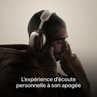 Apple - AirPods Max (USB-C) - Orange-Audio Spatial Personnalisé - Les AirPods Max vous plongent dans une expérience d'écoute immersive grâce à un son adapté à la forme de vos oreilles et au suivi dynamique des mouvements. Vous pouvez également profiter d'une sélection de chansons, séries et films en Dolby Atmos