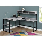 Monarch Specialties - 7160 Bureau - Gris/Metal Noir En Coin-Les options de rangement ouvertes et fermées comprennent 2 étagères fixes ouvertes sur la gauche, 1 large tiroir de rangement avec une poignée en métal noir et des glissières de tiroir en métal sous le bureau principal, et une huche avec 3 casiers sur la droite.