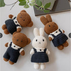 Just Dutch Boris - Jouet en peluche de lapin fait à la main - Poupée au crochet pour uniforme d’école-Dimensions sont 4 po L x 2 po L x 10 po H