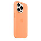 Apple - Étui en silicone avec MagSafe pour iPhone 15 Pro - Orange Sorbet-La finition soyeuse et douce au toucher de l'extérieur en silicone est agréable au toucher