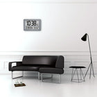 Marathon – Horloge murale atomique surdimensionnée avec support de table, argent-7 langues : anglais, hollandais, français, espagnol, italien, danois, allemand