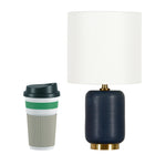 Hudson&Canal - Lampe de table en céramique Lambert (38 cm) avec abat-jour en tissu - Bleu marine mat/blanc-Conçu pour une ampoule à incandescence de 40 W à culot E26 et des équivalents LED, ampoule non incluse
