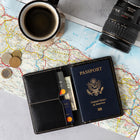 Decent Living - Étui à passeport en cuir - Noir-Rangement : Comprend une poche à billets et six emplacements pour cartes, pouvant contenir jusqu'à 12 cartes