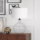 Hudson&Canal - Lampe de table Laelia 63 cm de haut avec abat-jour en tissu - Verre transparent/Bronze noirci/Blanc-Un verre transparent fabriqué à la main et une finition en bronze noirci sont appliqués sur la base ronde en verre
