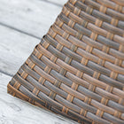 Outsunny - Table basse d’extérieur en rotin avec trou pour parasol, étagère de rangement à 2 niveaux, brun mélangé-Trou central pour placer un parasol