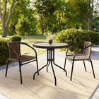 Table ronde en verre/métal 28 po, bordure en rotin brun foncé et 2 chaises empilables en rotin brun foncé (TLH-087RD-037BN2-GG)-Pour une utilisation intérieure et extérieure